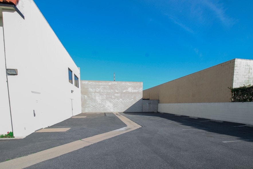 More Photos Of 1314 W 5th St, Santa Ana Office For Lease