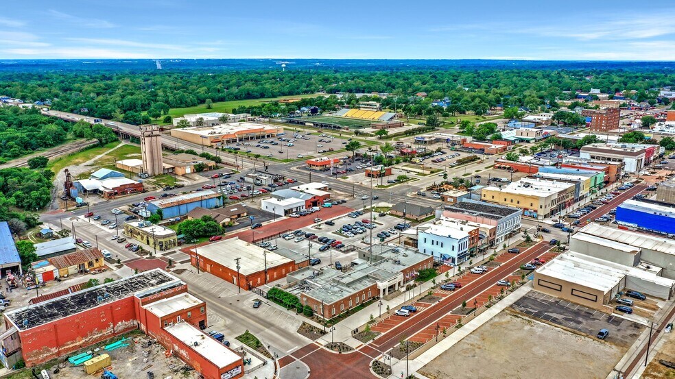 More Photos Of 117 S Houston Ave, Denison Showroom For Lease