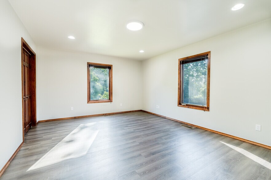 More Photos Of 8984 S Park Rd, Rogers Office For Lease