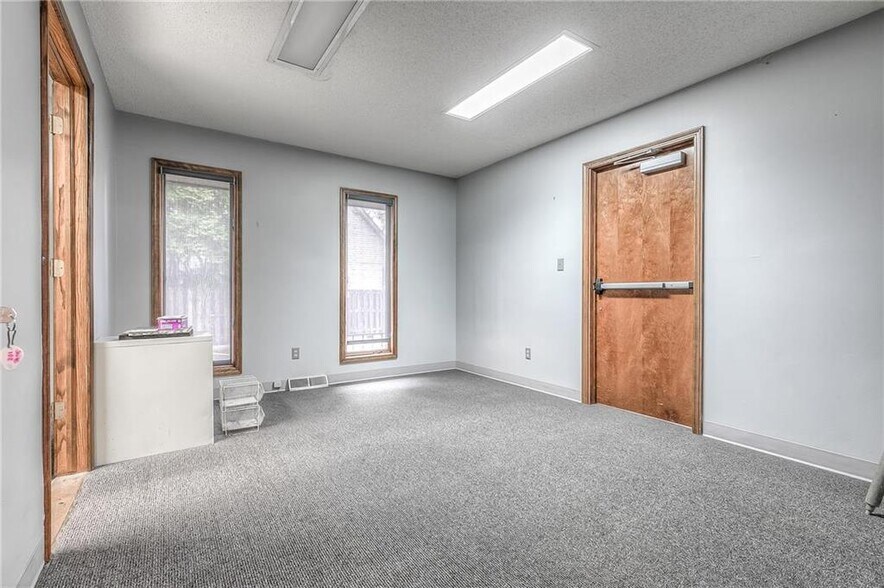 More Photos Of 4 W Monroe St, Buckner Office For Sale