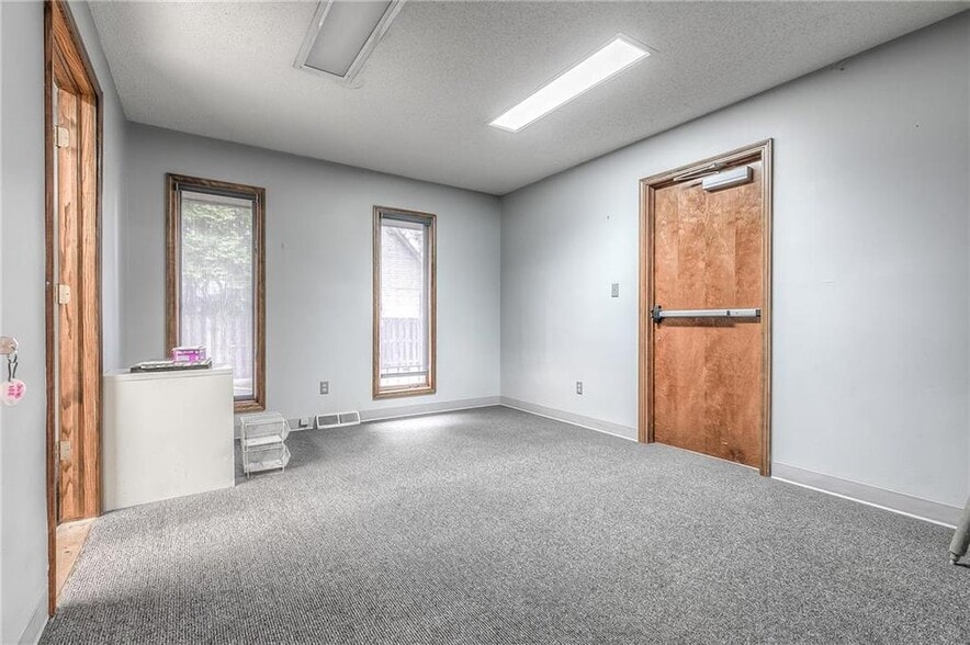 More Photos Of 4 W Monroe St, Buckner Office For Lease