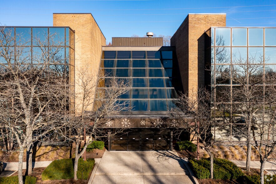More Photos Of 300 E Long Lake Rd, Bloomfield Hills Office For Lease