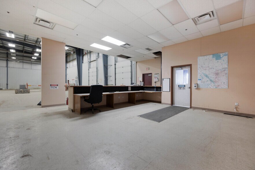 More Photos Of 105 Oak Crt, Anzac Warehouse For Sale
