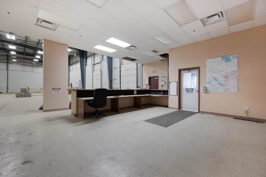 More Photos Of 105 Oak Crt, Anzac Warehouse For Sale