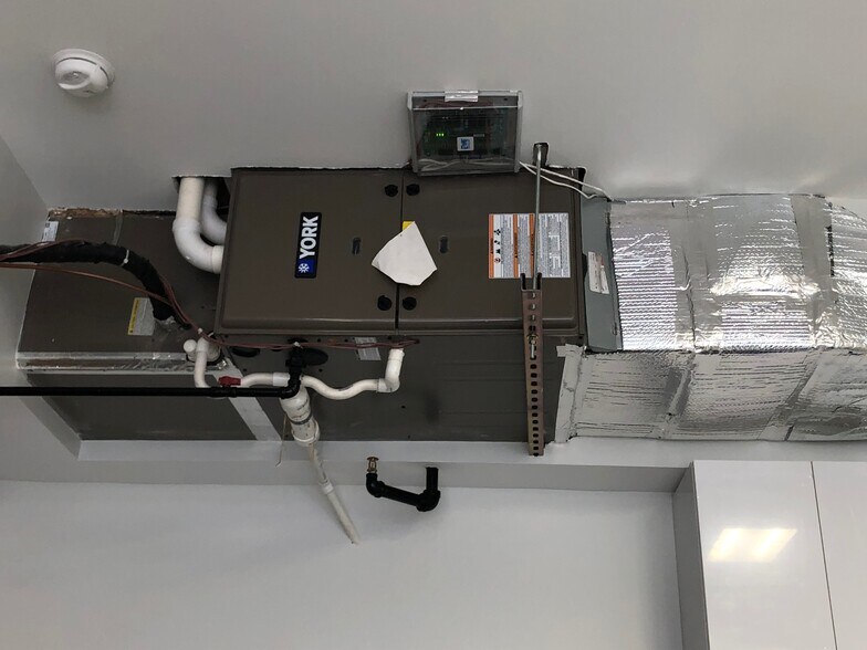 More Photos Of 586 Pleasant St, Watertown Flex For Lease