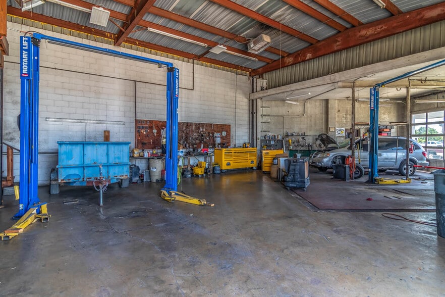 More Photos Of 211 N Business Ih 35, New Braunfels Flex For Sale