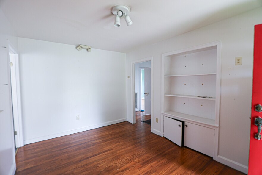 More Photos Of 806 Poplar St, Benton Office For Sale