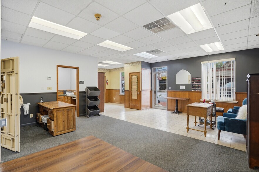 More Photos Of 118 Main st, Blackwater Office For Sale