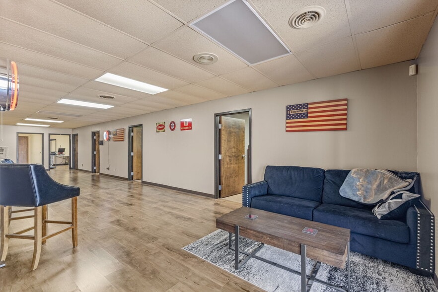 More Photos Of 6580 E Skelly Dr, Tulsa Manufacturing For Sale