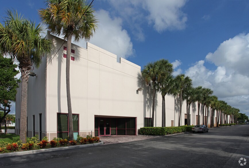 More Photos Of 301-321 Goolsby Blvd, Deerfield Beach Warehouse For Lease