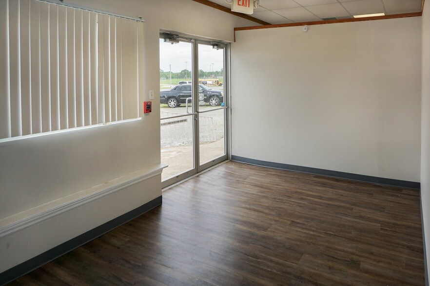 More Photos Of 1126 Old Route 66, Saint Robert Office For Sale