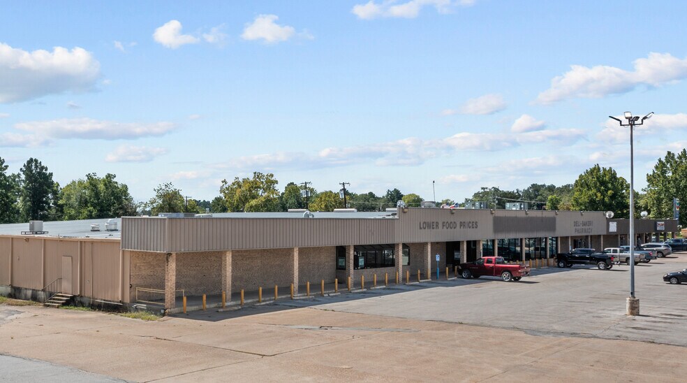 More Photos Of 104 N Main St, Huntington Storefront For Lease