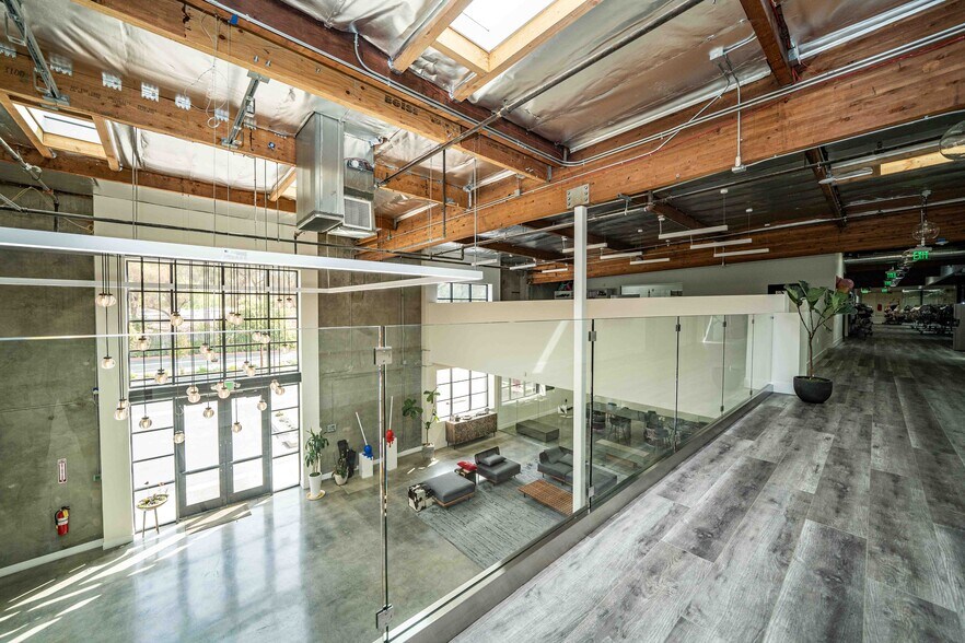 More Photos Of 2001 Saturn St, Monterey Park Light Distribution For Sale