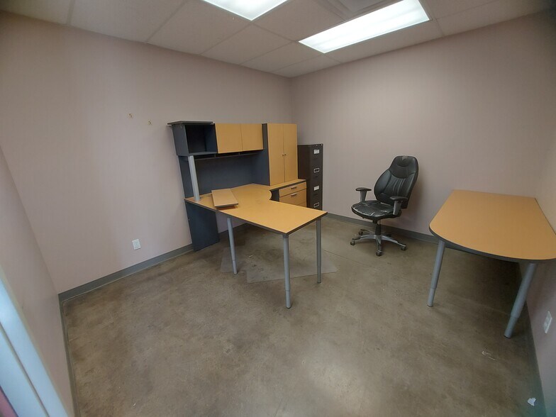 More Photos Of 342 Laura Ave, Red Deer County Auto Repair For Sale