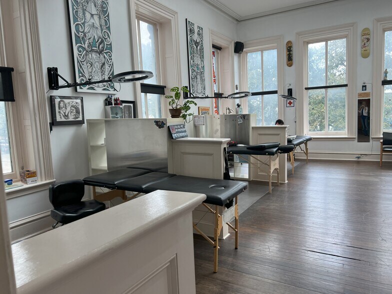 More Photos Of 7-9 E Bay St, Savannah Bar For Sale