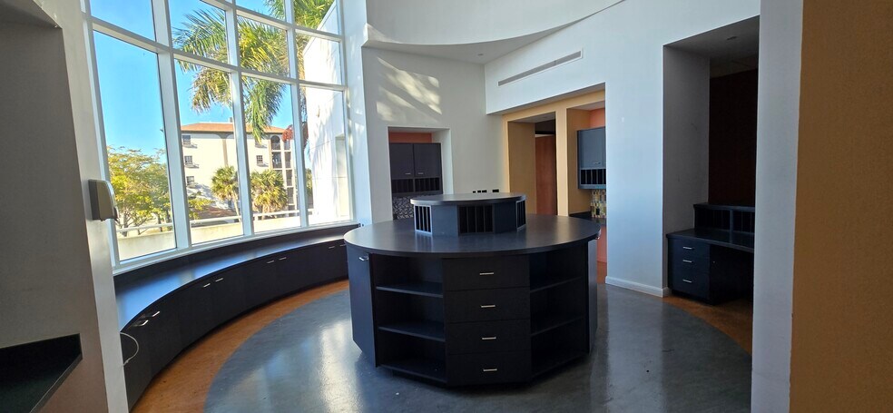 More Photos Of 990 9th St N, Naples Medical For Lease