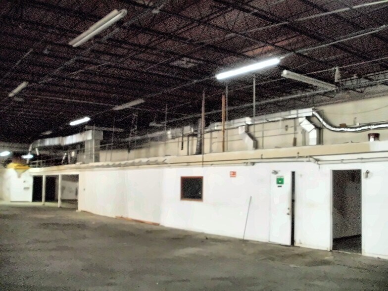 More Photos Of 670 W 20th St, Hialeah Warehouse For Lease
