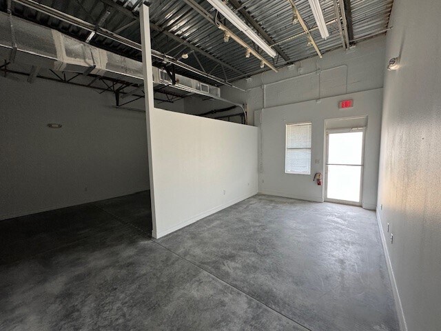 More Photos Of 7361 International Pl, Sarasota Showroom For Lease