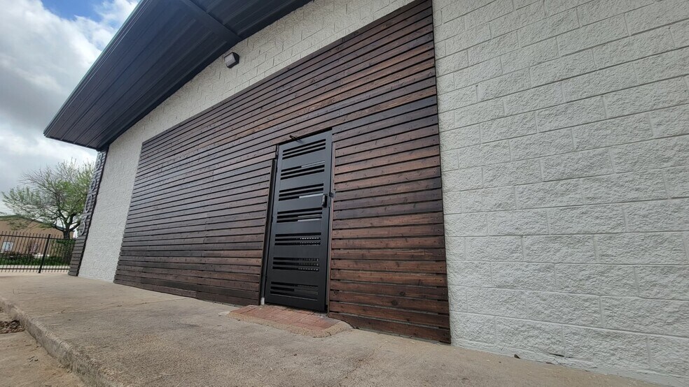 More Photos Of 8603 Shoal Creek Dr, Houston Warehouse For Sale