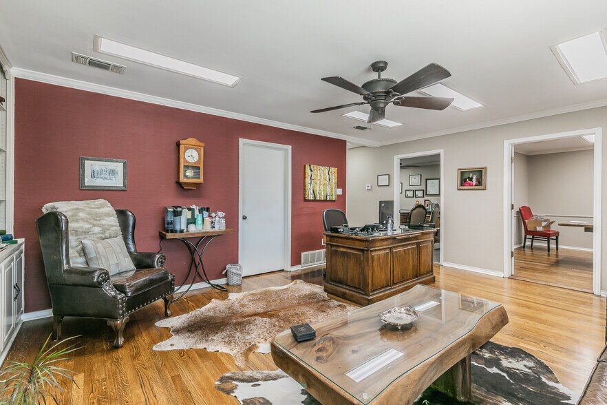 More Photos Of 3701 S University, Fort Worth Office For Sale
