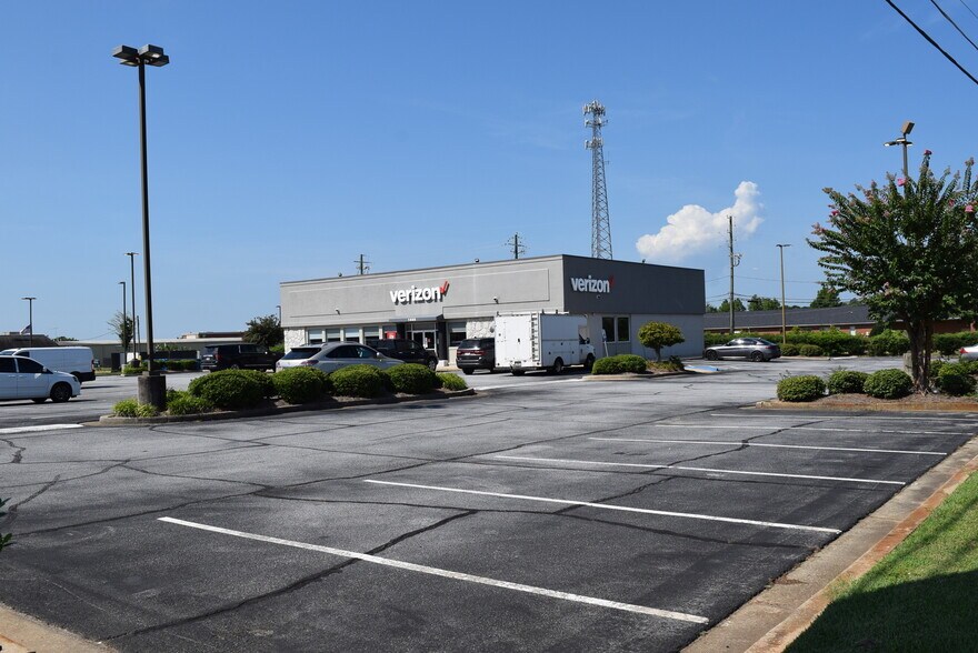 Primary Photo Of 1445 Express Way, Griffin Freestanding For Sale