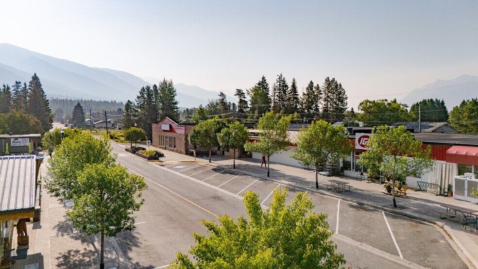 More Photos Of 1155 5th Ave, Valemount Storefront For Lease