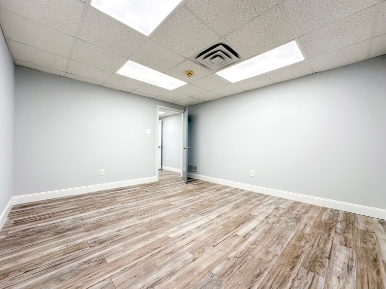 More Photos Of 406 E Pennsylvania Blvd, Feasterville Trevose Light Distribution For Lease