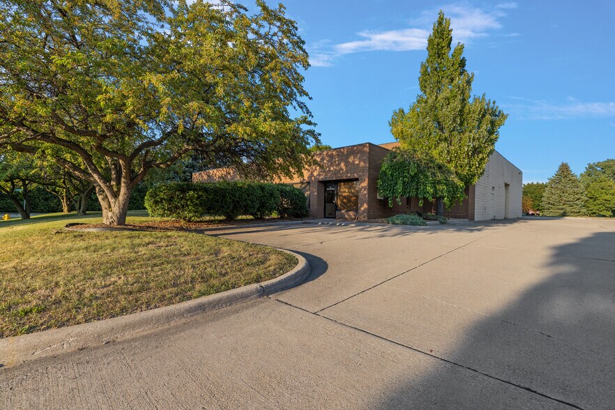 More Photos Of 44468 Reynolds Dr, Clinton Township Manufacturing For Sale