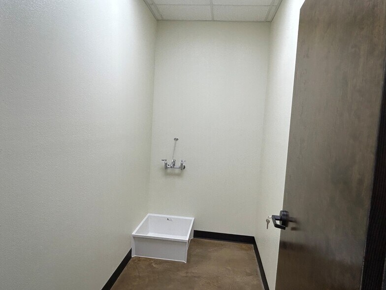 More Photos Of 2212 Saw Gin Road, Pecos Showroom For Lease