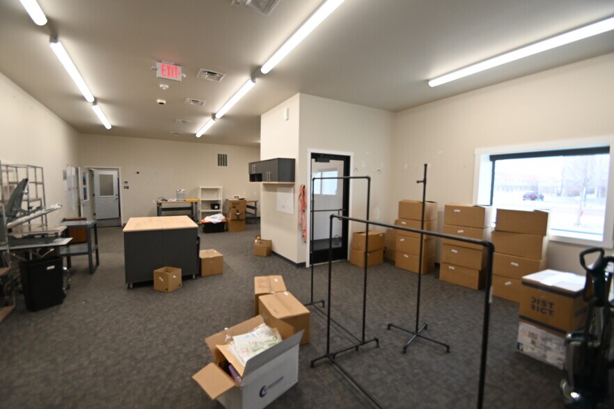 More Photos Of 1501 21st Ave N, Fargo Light Manufacturing For Lease