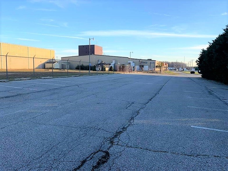 More Photos Of 701-703 Industrial Dr, Middletown Manufacturing For Lease