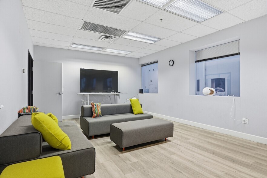 More Photos Of 3401 E Harbour Dr, Phoenix Light Manufacturing For Lease