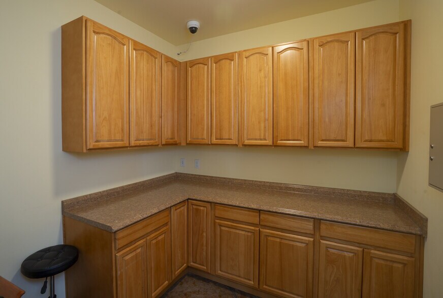 More Photos Of 660 N 7th Ave, Sequim Veterinarian Kennel For Sale