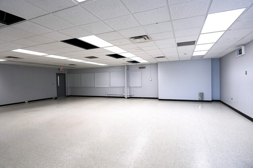 More Photos Of 646 Chicago Rd, Chicago Heights Office For Lease