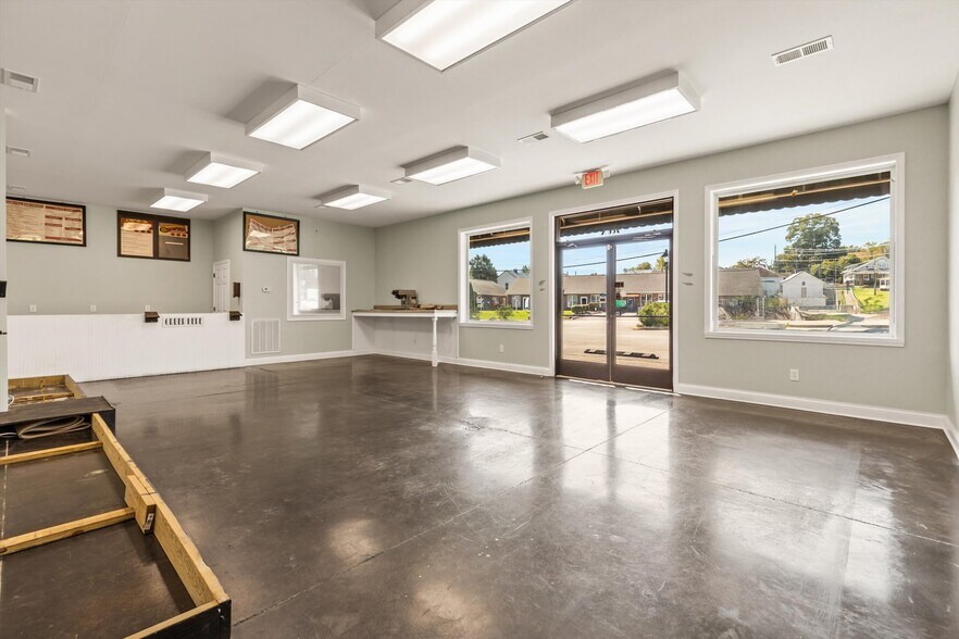 More Photos Of 700 Grove St, Loudon Freestanding For Sale