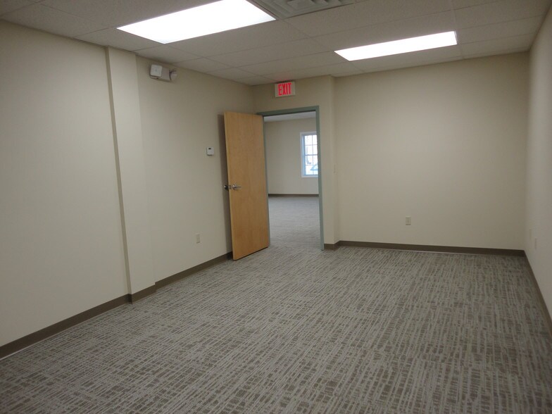 More Photos Of 200 Mountain Rd, Farmington Office For Lease