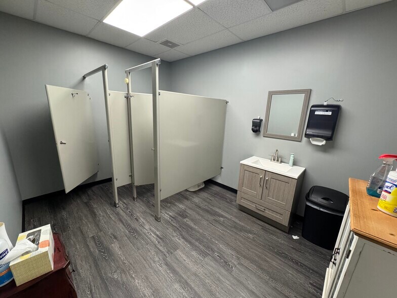 More Photos Of 6905 Downwind Rd, Greensboro Flex For Sale