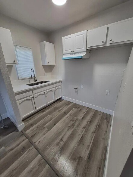 More Photos Of 211 E 55th St, Los Angeles Apartments For Sale