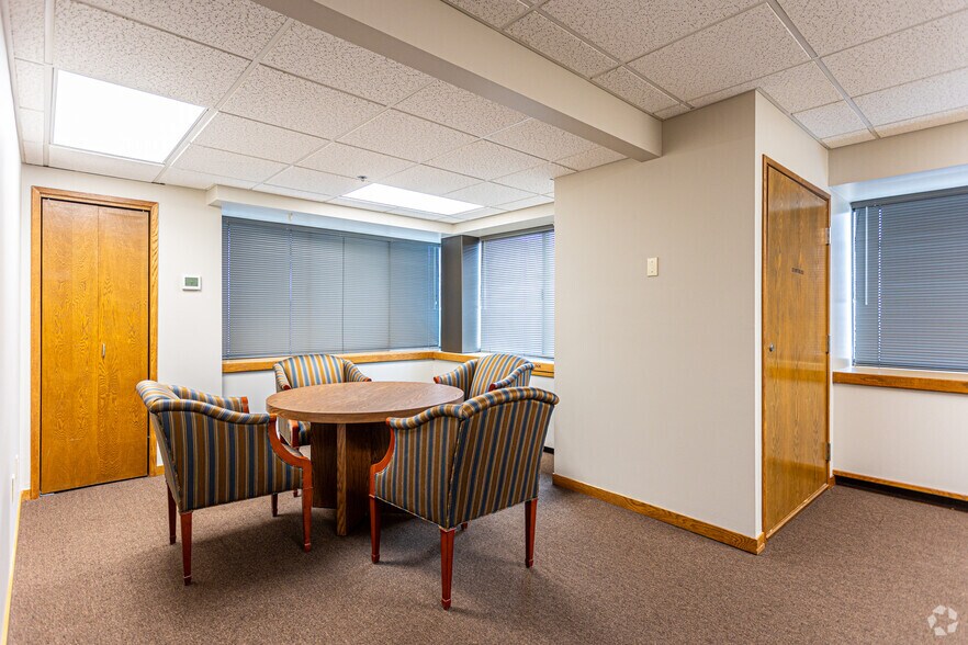 More Photos Of 402 E Yakima Ave, Yakima Unknown For Lease