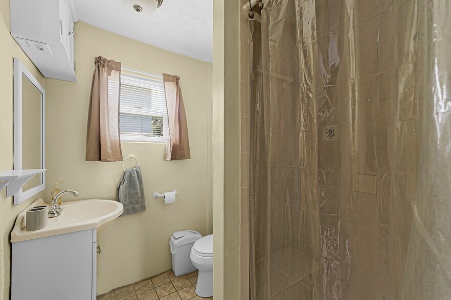 More Photos Of 102 Orange Ave, Edgewater Flex For Sale