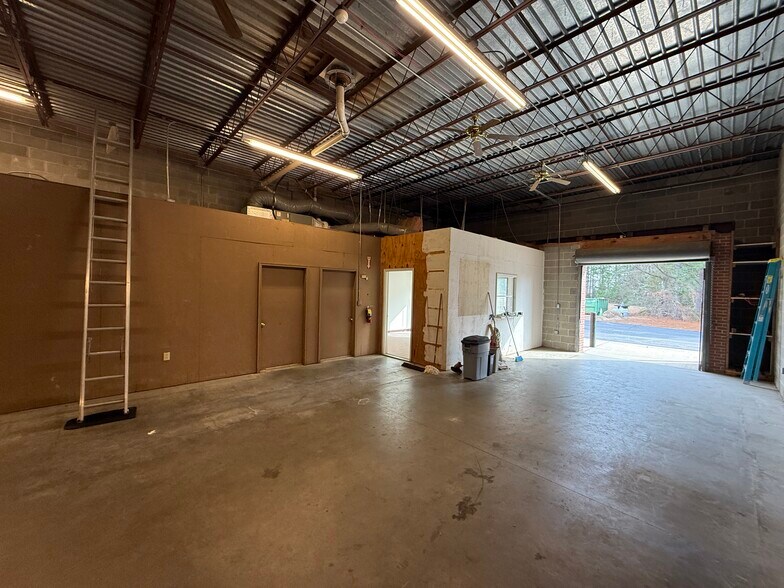 More Photos Of 150 Southmoore Ave, Aberdeen Warehouse For Lease