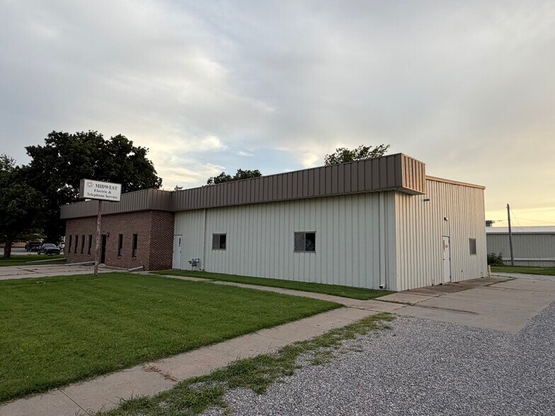 More Photos Of 621 N Hickory St, Mcpherson Office For Sale