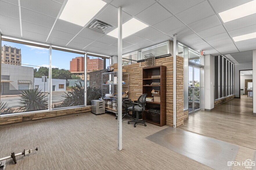 More Photos Of 915 9th St, Wichita Falls Office For Sale