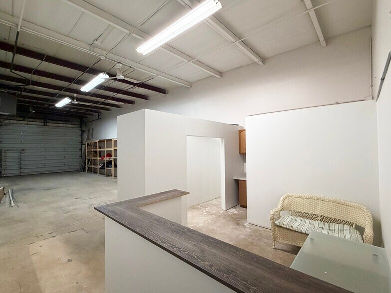 More Photos Of 600 Industrial Dr, Naperville Distribution For Lease