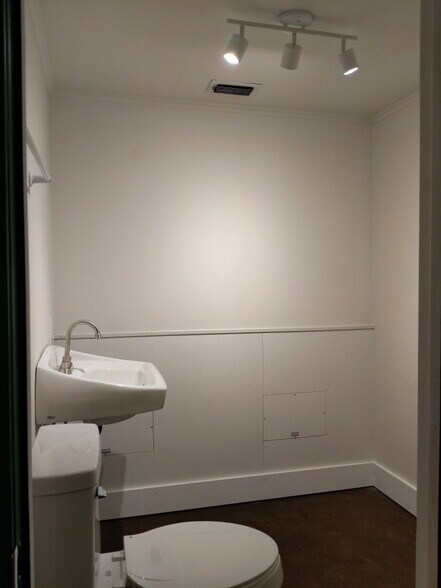 More Photos Of 1948 Tenaha St, Center Storefront Retail Residential For Lease