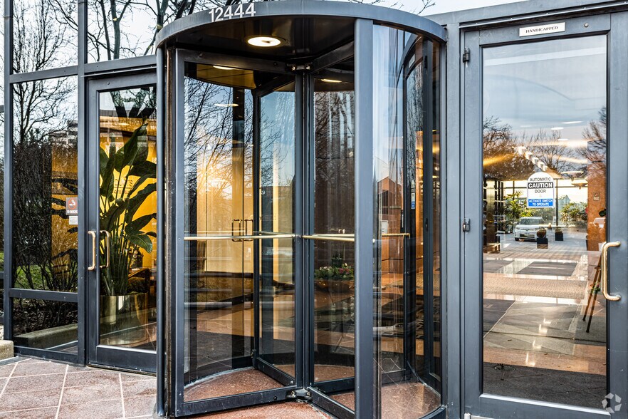 More Photos Of 12444 Powerscourt Dr, Des Peres Office For Lease