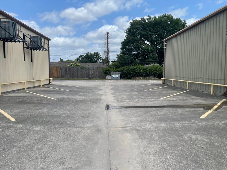 More Photos Of 461 W Gulf Bank Rd, Houston General Retail For Lease