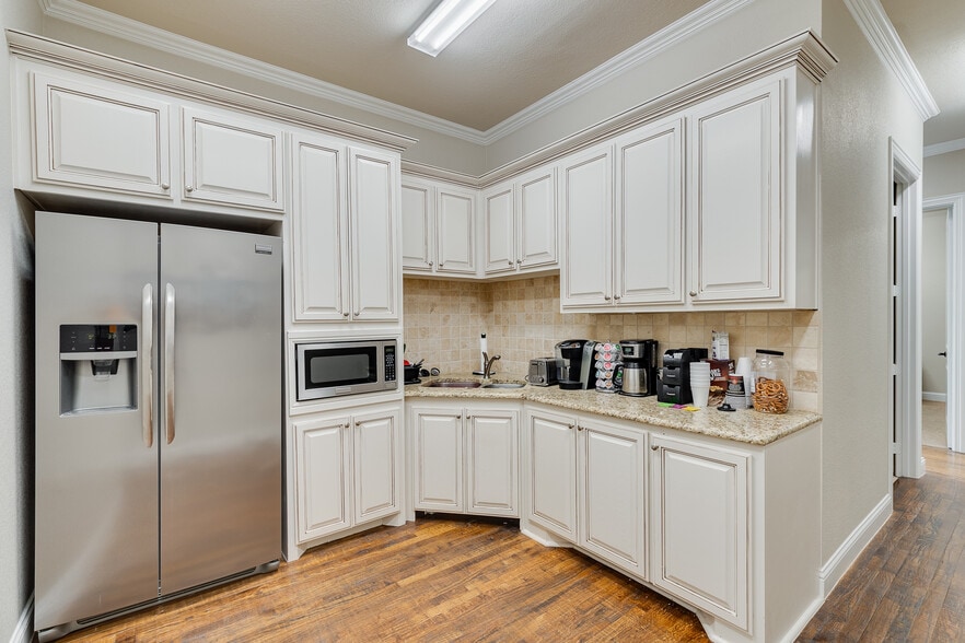 More Photos Of 5748 Boat Club Rd, Fort Worth Office For Sale