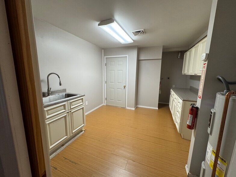 More Photos Of 86 Briggs St, Johnstown Freestanding For Lease
