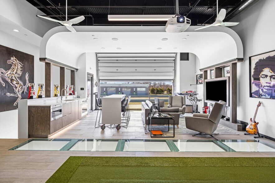 More Photos Of 135 W Speed Way, Pontiac Showroom For Sale